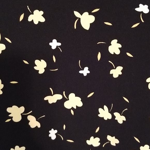 Nine West Black and Cream Print Top in Size Medium - Picture 8 of 9